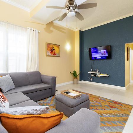 Choose To Be Happy At The Westbury - Two Bedroom Apartment Kingston Exterior photo